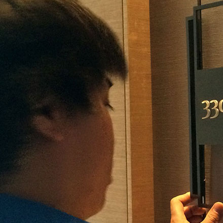 防火玻璃標識設計:安全隔離,防火玻璃標識設計助您了解應急通道